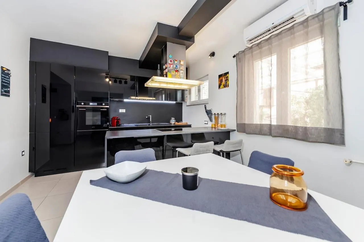 Apartment Cave Rovinj 0*,